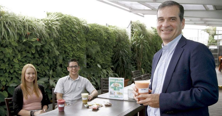 Colaboradores de Roche junto a Álvaro Soto, presidente de la subregión División Farma de Roche América Latina