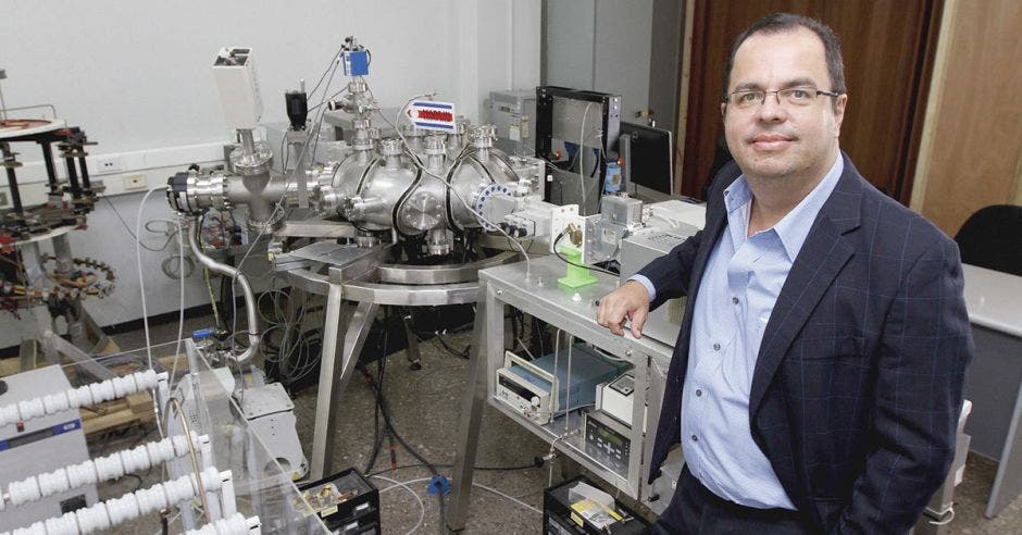 El científco Iván Vargas posa junto al Stellarator, de los cuales solo hay diez en el mundo.