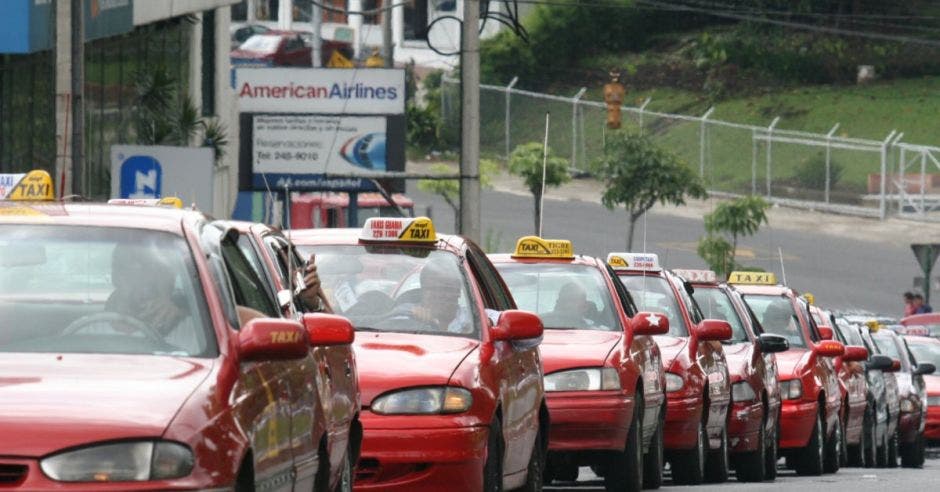 Varios vehículos de taxi hacen presa en la calle