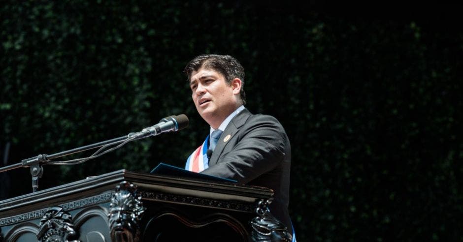 Carlos Alvarado dando su discurso.