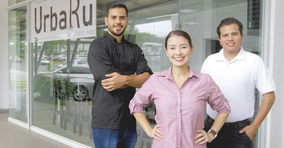 jóvenes afuera del restaurante