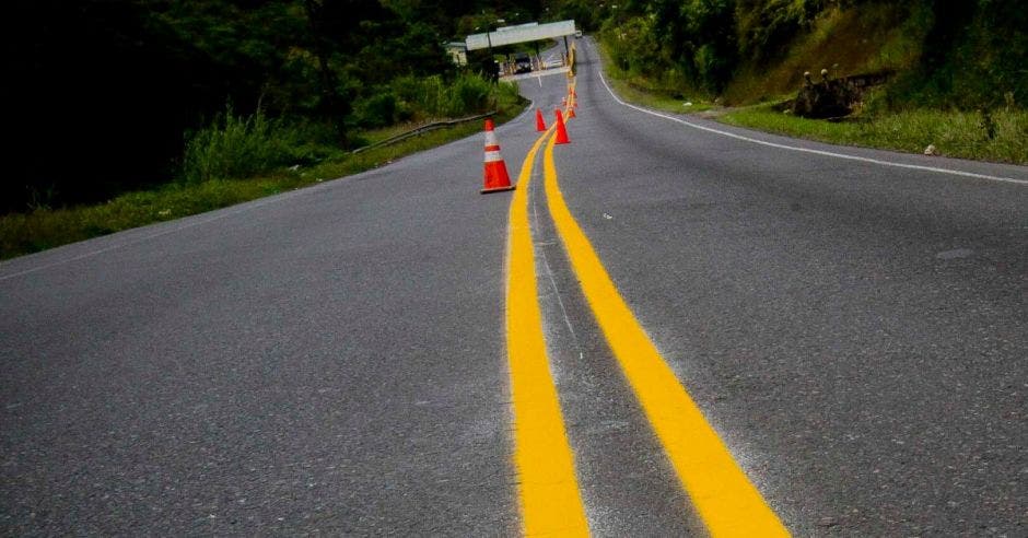 Un furgón avanza por la ruta 32