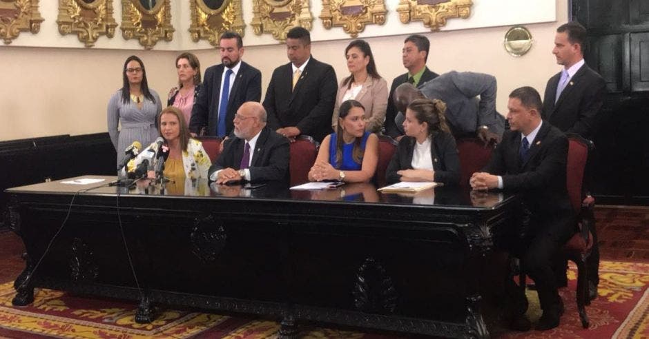 Los diputados de Restauración hacen una conferencia de prensa en el congreso en el salón de expresidentes