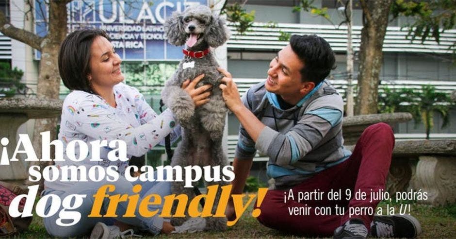 Una pareja con su mascota frente a instalaciones de Ulacit