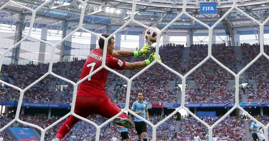 Fernando Muslera no leyó bien la trayectoria del balón y no supo repeler el balón que finalmente tomó dirección en propia meta para el 2-0.