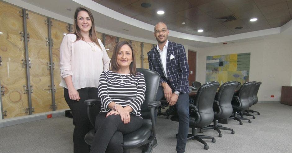 José Andrés Riley (derecha), junto a Daniella Bresciani y Paula Alfaro, todos del departamento de Responsabilidad Empresarial de EY.
