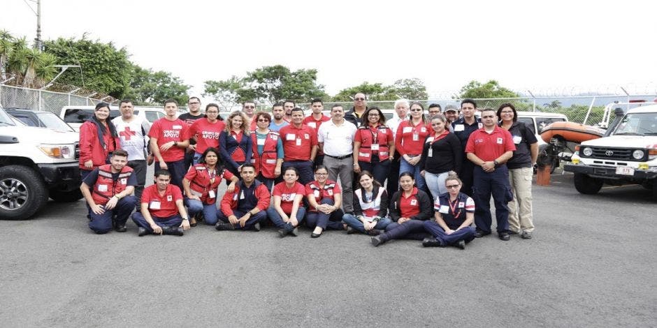 Personal de la Cruz Roja posa después de la capacitación,