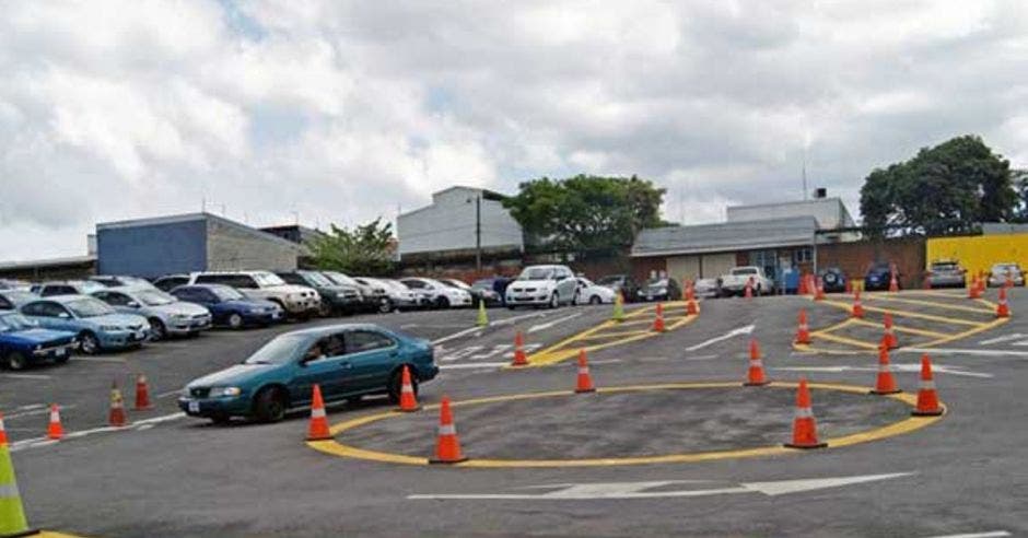 un grupo de carros en una presa