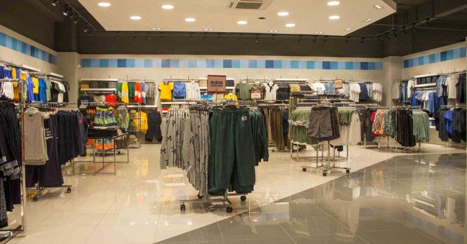 exhibidores de ropa en la tienda remodelada