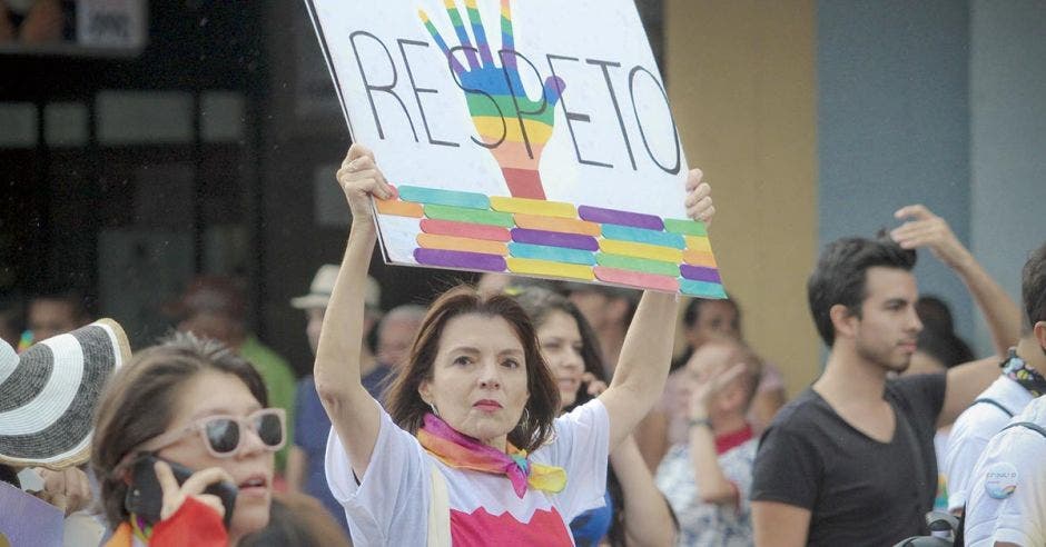 Una mujer sostiene un cartel que dice respeto