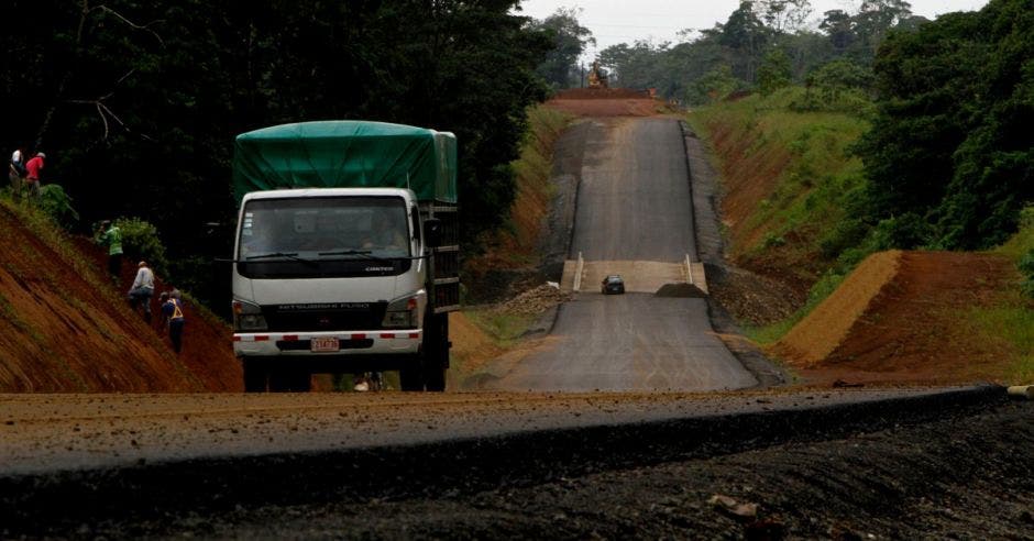 Una calle en mantenimiento y un camión de obreros