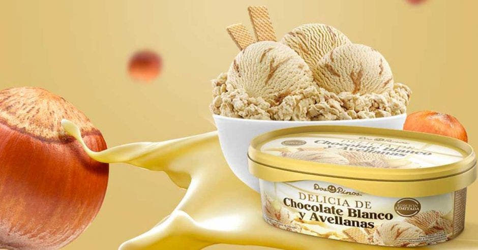 helado de avellana y chocolate blanco servido en una copa