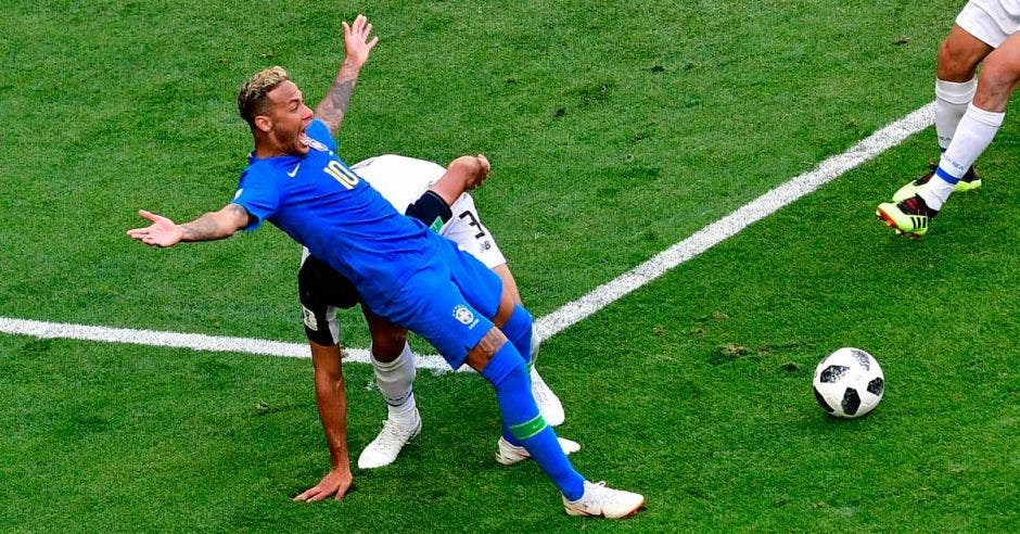 Neymar simuló una falta de penal en el juego Costa Rica-Brasil pero el VAR lo anuló.