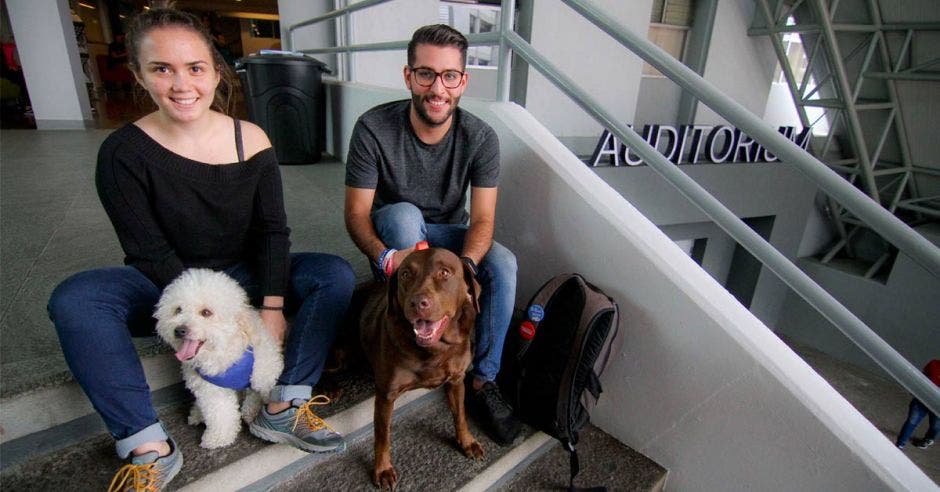 Estudiantes de Ulacit Celeste Meléndez y Javier Jara en compañía de su mascota.