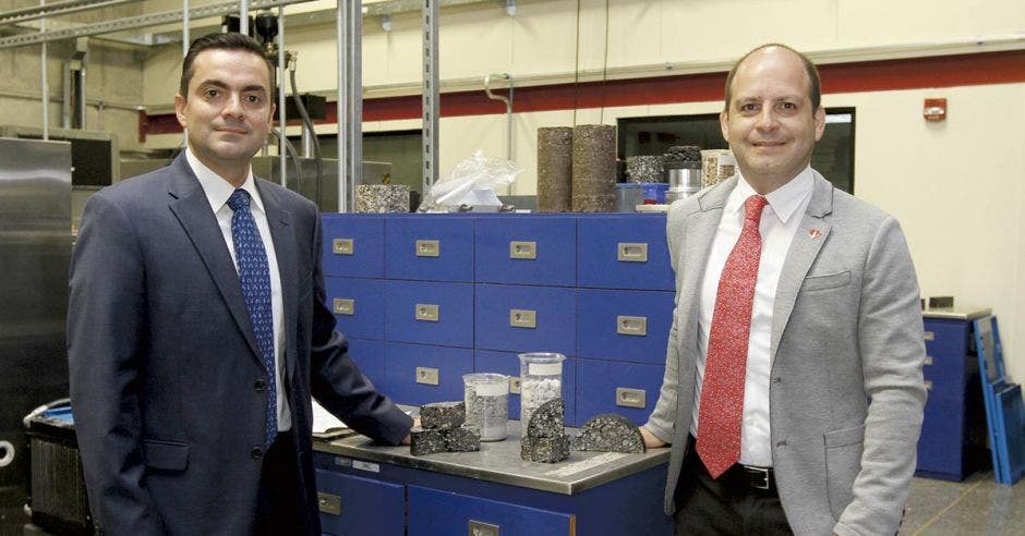 José Pablo Aguiar, coordinador de la Unidad de Materiales y Pavimento del Programa de Infraestructura del Transporte del LanammeUCR, junto a William Segura, gerente de Asuntos Corporativos y Comunicaciones de Coca-Cola para Centroamérica