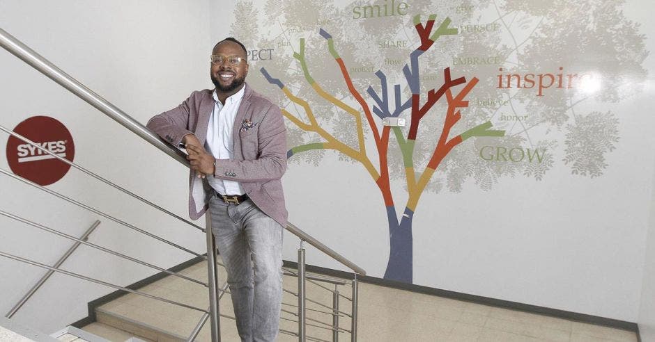 Rogelio Mathews, de Sykes, posa junto a una escalera en las instalaciones de la empresa en Hatillo.