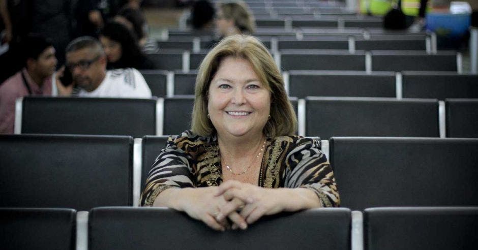 María Amalia sentada en sala de espera del aeropuerto Juan Santamaría