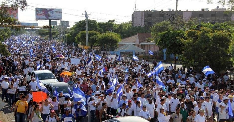 miles de trabajadores marchan en NIcaragua