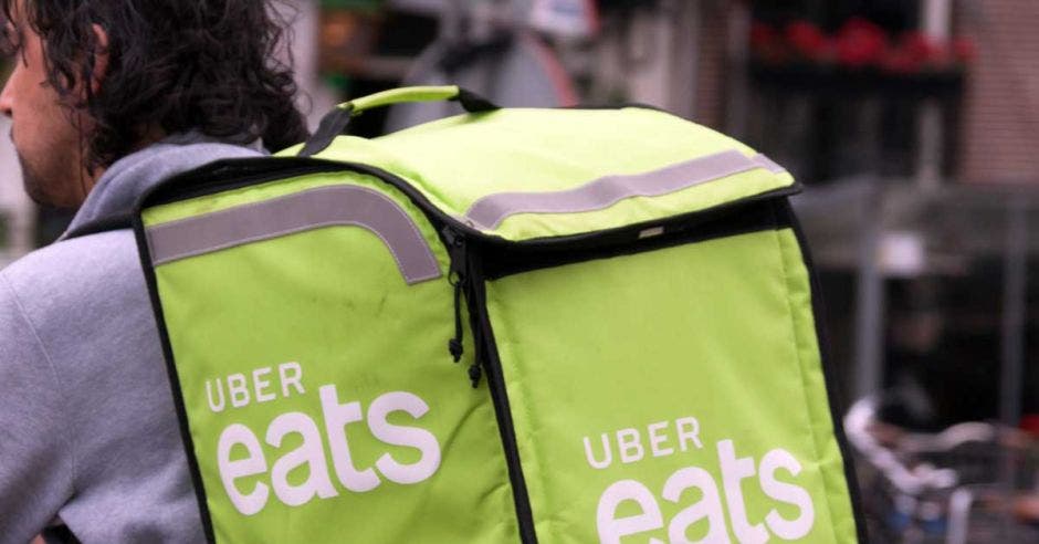 Un usuario de Uber Eats maneja su bicicleta.