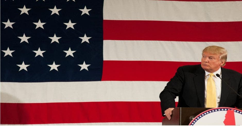 Trump con bandera atrás