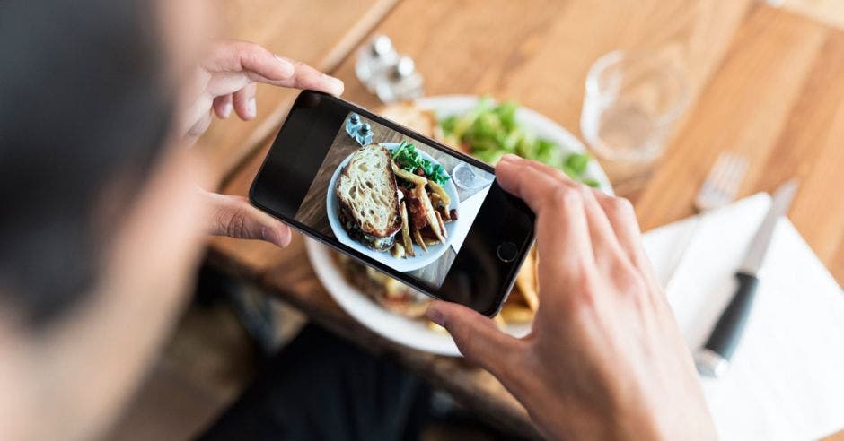 Tomando foto a comida.