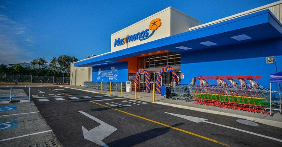 fachada de un supermercado Walmart