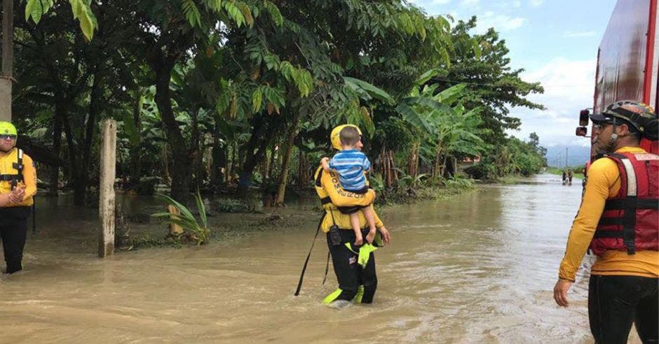 Bomberos evacuando tras inundaciones en Matina