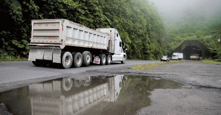 Un camión pasando por la ruta 32