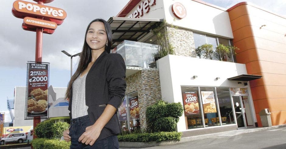 Ivonne Gómez afuera de uno de los locales de Popeyes