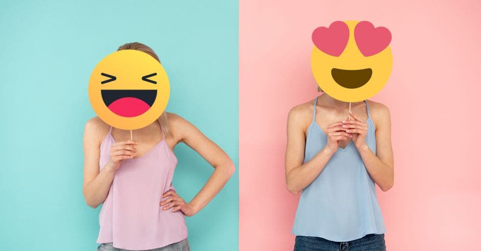 Dos mujeres sostienen un emoji.