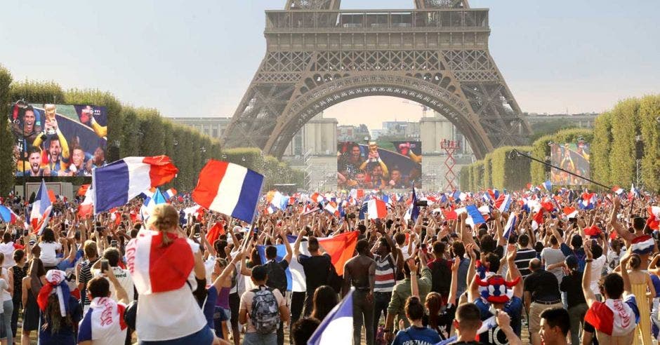 Franceses celebran la obtención de la Copa del Mundo