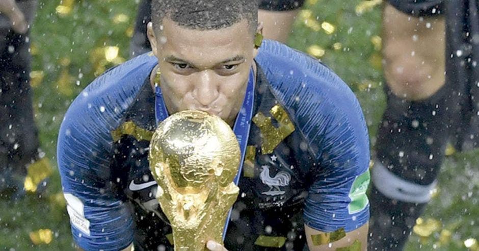 Kylian Mbappé celebra con el trofeo el campeonato del mundo en Rusia