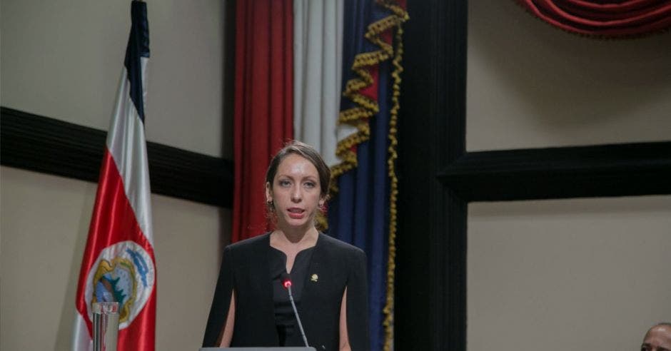 La jerarca del Congreso en el podio del congreso dando un discurso