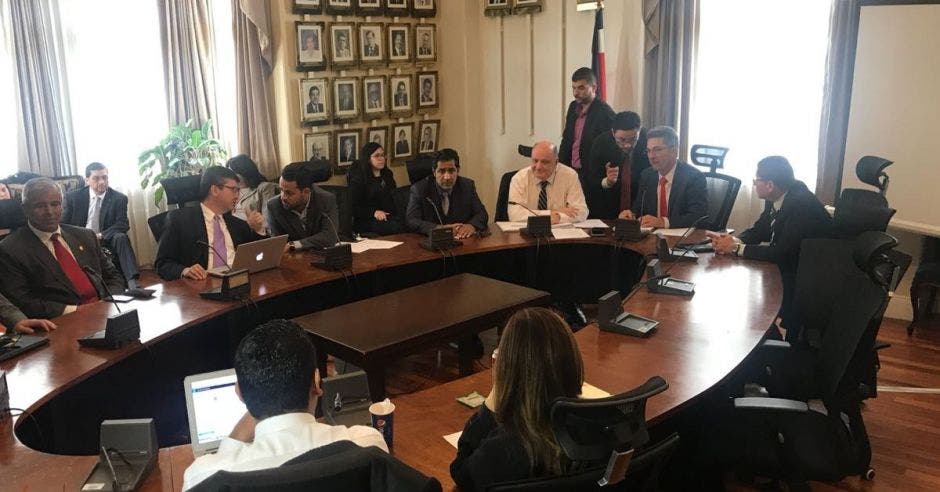 Diputados reunidos con Rodolfo Piza