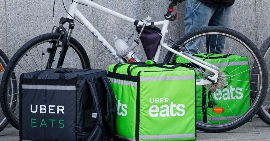 Una bicicleta junto a los maletines de Uber Eats