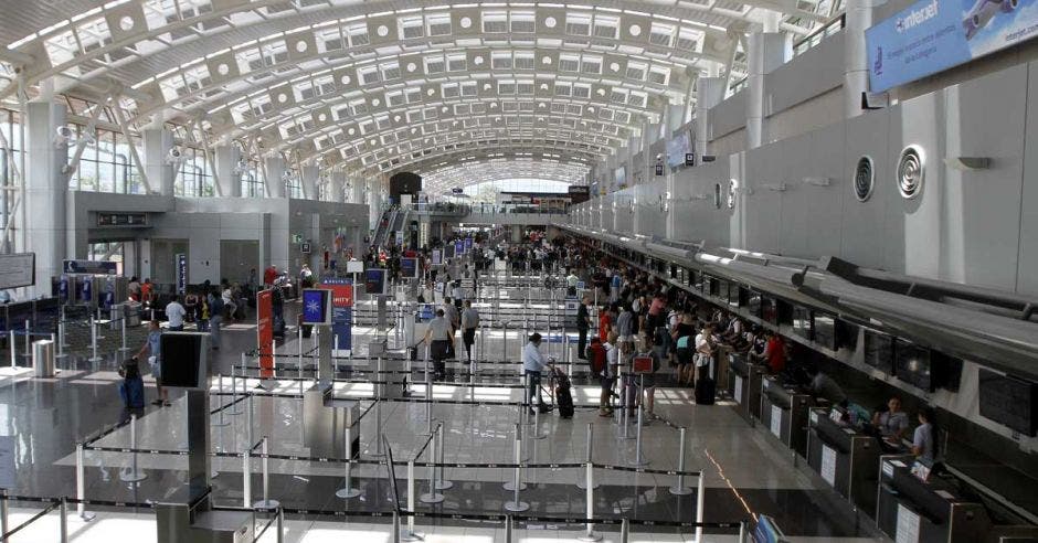 Interior del aeropuerto Juan Santamaría, área de check in