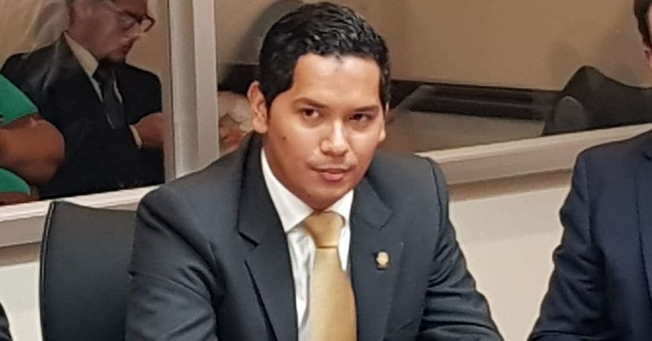 Gustavo Viales, de Liberación Nacional, con corbata color dorado y un saco gris