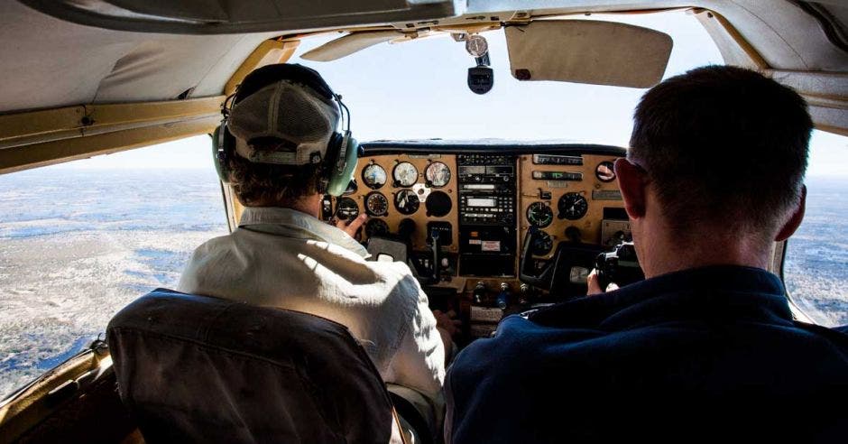 Dos pilotos en la cabina de un avión