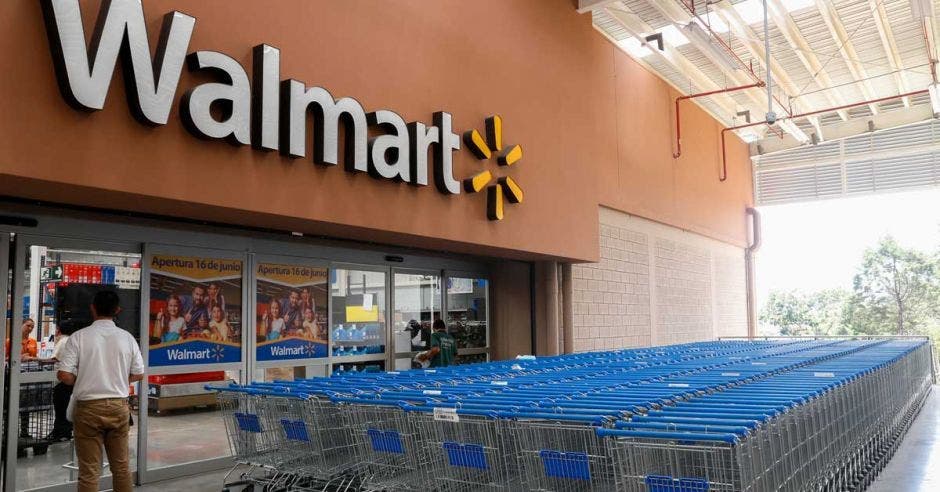 Un individuo a las afueras de un supermercado Walmart.