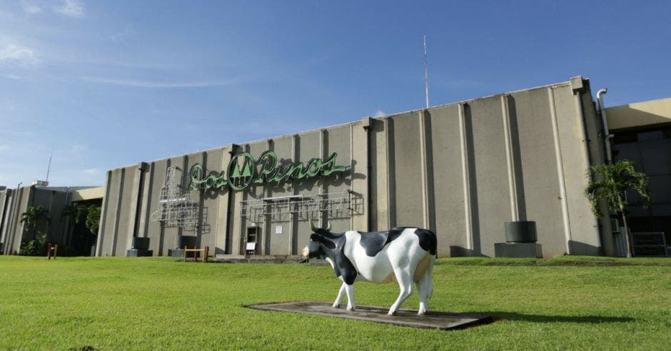 fachada de la planta de Dos Pinos en El Coyol