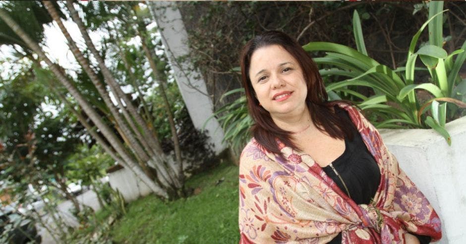 Karen porras en un jardín