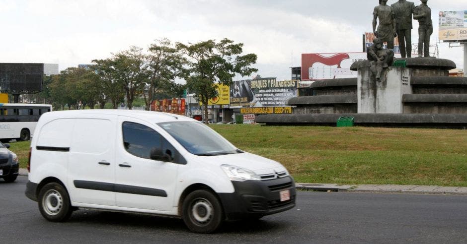 Un vehículo pasa por la rotonda de las garantías sociales