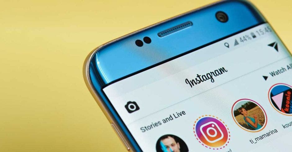 Despliegue de la interfaz de Instagram en un celular