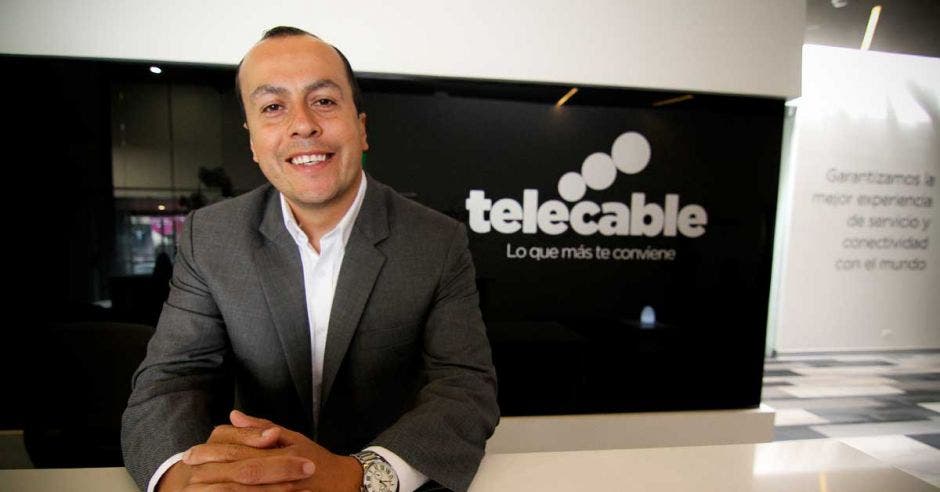 Rónald Jiménez, de Telecable, posa sonriente en las oficinas de la empresa.