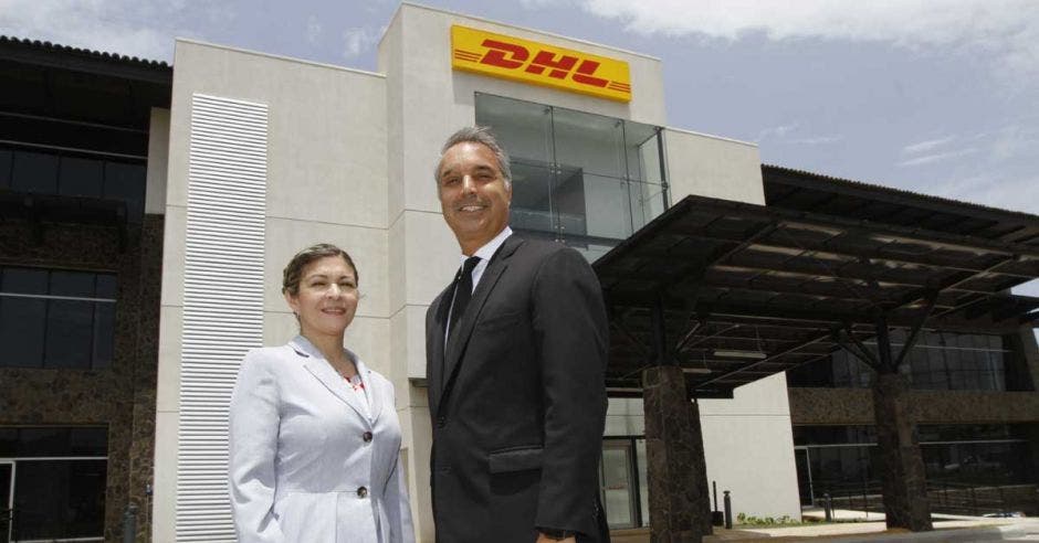 Mike Parra, CEO de DHL Express Américas, junto a Carla Carrillo, directora de Servicios Financieros para las Américas