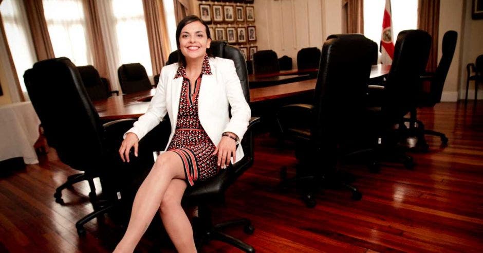 Marcela Guerrero sentada en uno de los salones de la Asamblea Legislativa.