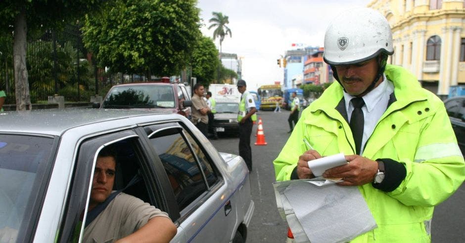 Un oficia revisa la información de un conductor