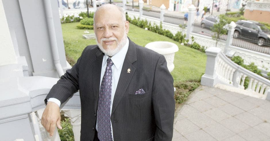 Carlos Avendaño en un jardín del congresp