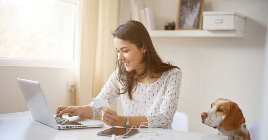 Una mujer usa internet en la comodidad de su hogar.