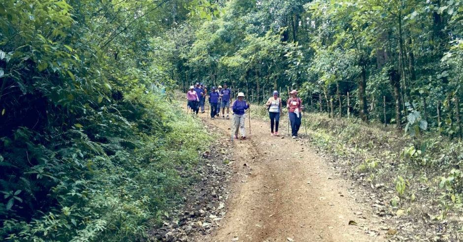 El recorrido total tiene una distancia de aproximadamente 32 kilómetros entre las montañas.